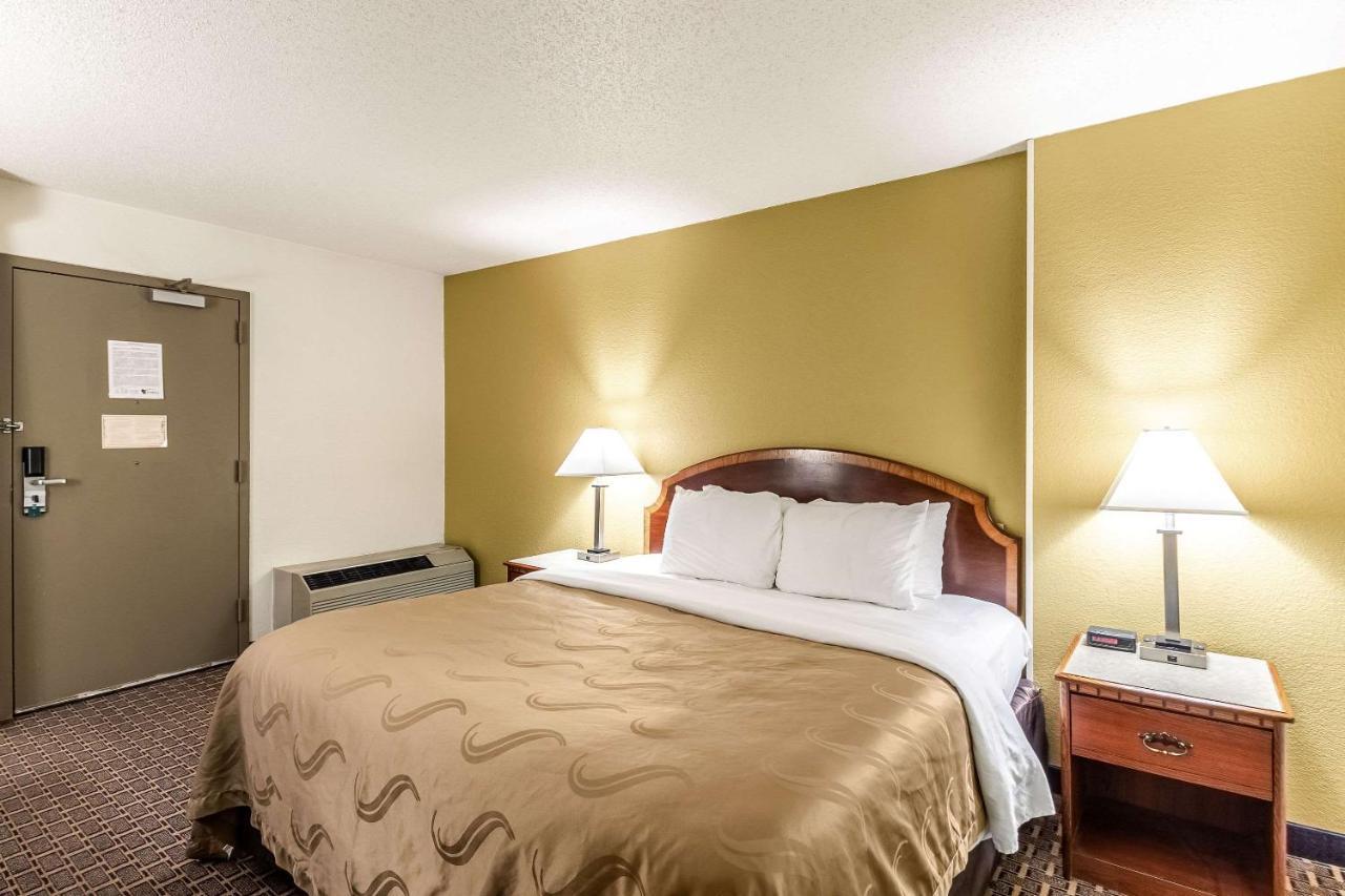 Quality Inn Milwaukee- Brookfield Exterior foto