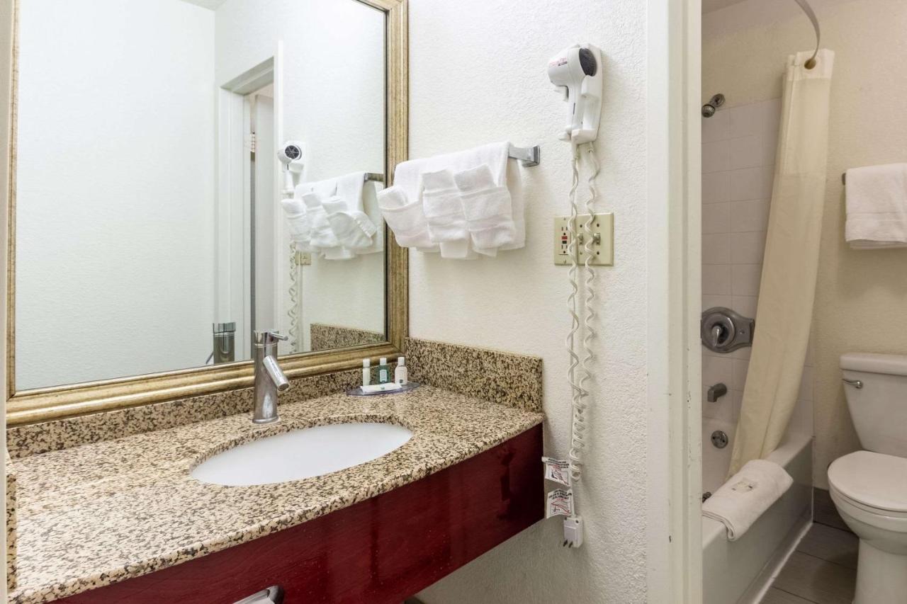 Quality Inn Milwaukee- Brookfield Exterior foto